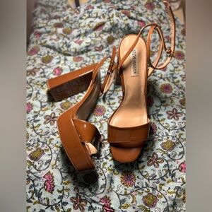 Lessa Heel Sandal in Cognac
STEVE MADDEN